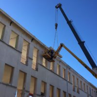 Création d'une ouverture : dépose d'une corniche béton à la grue automotrice