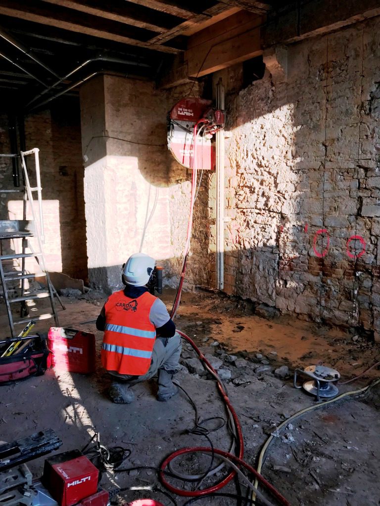 Sciage d'un mur en pierre