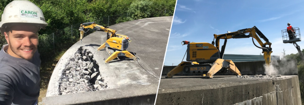 La photo montre en premier plan à gauche un jeune homme avec un casque de chantier. Il y a le logo CARON Démolition sur le devant du casque du jeune homme. Il sourit. En arrière plan, il y a un robot de démolition jaune sur la dalle toiture d'un réservoir béton armé de station d'épuration. Le robot est en train de casser la dalle avec son BRH. A droite de la photo, il y a un zoom sur le robot de démolition. En arrière plan de la photo de droit, nous voyons le conducteur du robot, dans une nacelle. Il guide le robot à distance pour réaliser la démolition de cuve béton. 